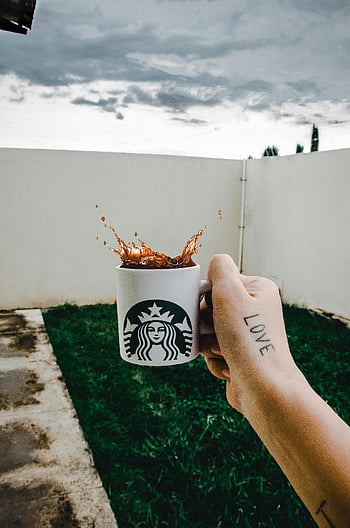 starbucks pohár, hnědý nápoj, ruka hospodářství, Splnění kávy, venku, zatažená obloha, hrnek starbucks, Splash nápoje, venkovní káva, zatažený den, starbucks logo