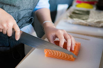 krájení masa, Bílá deska sekání, ruce šéfkuchaře, čerstvého lososa, příprava sushi, prkénko, Vnitřní vaření, Klik lososa, kuchař nůž, příprava jídla, detailní záběr