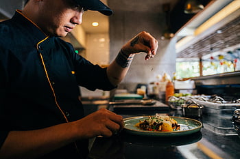 capocuoco, aspersione, semi di sesamo, piatto di insalata, piatto gourmet, cucina professionale, stagionatura, splendidamente presentato, arte culinaria, preparazione del cibo, abilità da chef