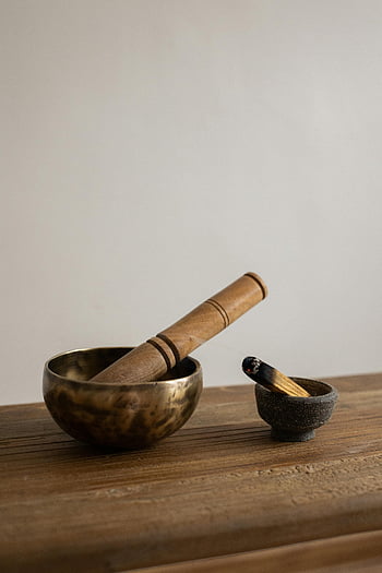 Tibetská zpívající mísa, Palo Santo Stick, alternativní terapie, dřevěný povrch, detailní záběr, Burning Palo Santo, tibetské mísy, aromaterapie, Meditační nástroje, duchovní léčení, relaxační techniky