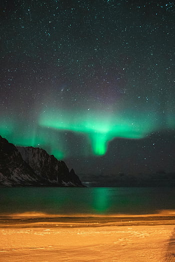 オーロラ、 夜空、 雪に覆われた山々、 静かな湖、 星空、 冬の風景、 自然の驚異、 グリーンオーロラ、 美しい景色、 静かな景色