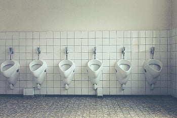 Moderní toaleta, Bílé pisoáry, kachlové stěny, dlažba, Čistá koupelna, veřejné toalety, Řádek pisoáru, bílá keramika, moderní design, uklizená toaleta, toaletní interiér