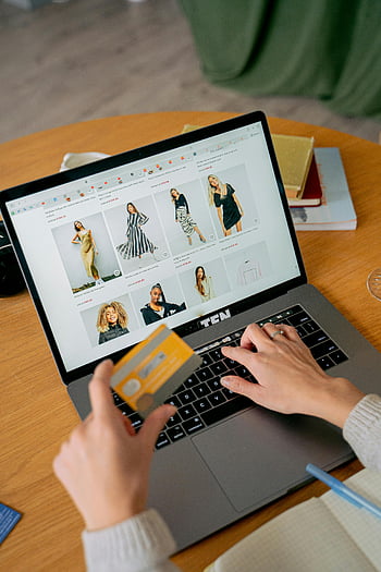 Online Einkaufen, Kreditkarte, Laptop, Online -Modegeschäft, Frau einkaufen, Online -Kauf, Modewebsite, E-Commerce, Online -Einzelhandel, Online-Shop