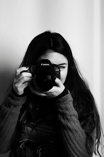 女性の写真を撮る、 若い女性、 デジタル一眼レフカメラ、 スタジオ設定、 肖像画、 写真撮影、 黒と白、 キヤノンカメラ、 女性写真家、 室内撮影、 スタジオポートレート