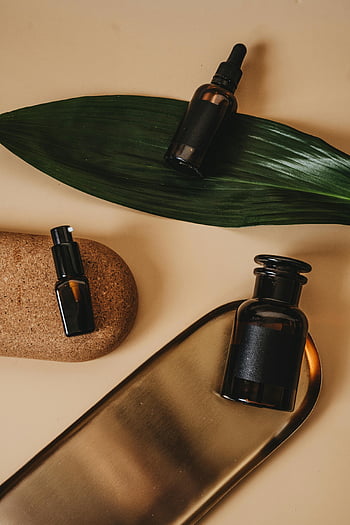 produkty kosmetyczne, płaskie zdjęcie, Branding Beauty, butelki kosmetyczne, beżowe tło, Stylowy układ, liść, korek, naturalne piękno, produkty do pielęgnacji skóry, Fotografia estetyczna