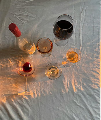 vinné skleničky, alkoholické nápoje, láhev, prádlo, světlo a stíny, Stylové uspořádání, lahev vína, skleněné zboží, nápoj, nastavení tabulky, pití fotografie