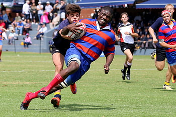 Rugby zápas, muži hrají rugby, travnaté hřiště, dynamický ragby, Hráči v pohybu, týmová práce, atletický, hráči rugby, sportovní akce, venkovní sporty, rugby hra
