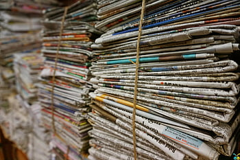 noviny, Skládané noviny, motouz, recyklace, úložný prostor, mělké zaměření, detailní pohled, Ideální pro recyklaci, Ideální pro skladování, Novinové hromady, svázané noviny