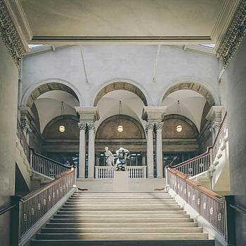 interiér muzea, velké schodiště, Elegantní architektura, klasické sochy, oblouky, Vzhled interiéru, historické budovy, kulturní památka, galerie umění, prázdné schodiště, architektonické detaily