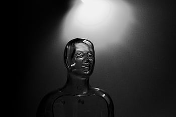 manichino trasparente, foto in bianco e nero, illuminazione drammatica, illuminazione monocromatica, design futuristico, manichino illuminato, Scultura trasparente, arte Moderna, fotografia in bianco e nero, ombre drammatiche, design minimalista