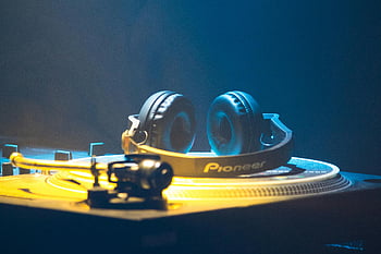 Cuffie DJ, piatto, luci al neon, discoteca, cuffie moderne, console dj, pioniere, luci blu, luci gialle, attrezzatura musicale, DJ Setup