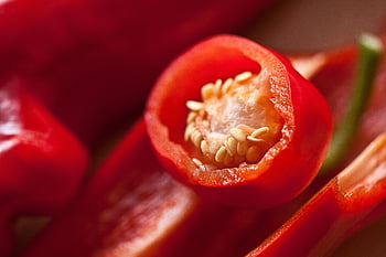 červené chilli, makro fotografie, nakrájené červené chilli, zářivé barvy, Chili semena, detailní fotografie, červená paprika, chilli papričky, fotografování potravin, kořeněná jídla, červené chilli papričky