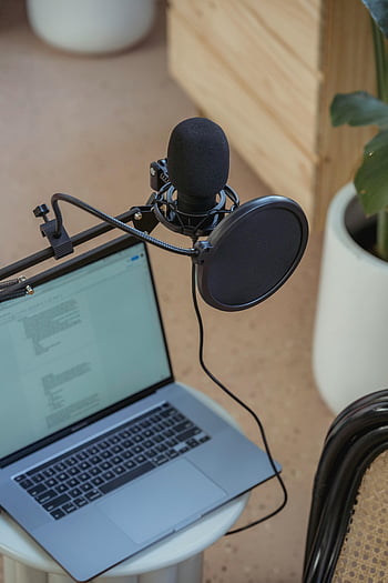 Nastavení podcastu, laptop, studiový mikrofon, stativ, Produkce digitálních médií, lavice, Moderní podcast, zvukový záznam, domácí studio, pop filtr, Profesionální zvuk