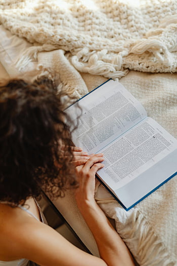 امرأة تقرأ الكتاب المقدس،  سرير مريح،  بطانية محكم،  وقت الفراغ،  في الداخل،  قراءة كتاب،  المرأة الاسترخاء،  إعداد مريح،  الاسترخاء الداخلي،  دراسة الكتاب المقدس