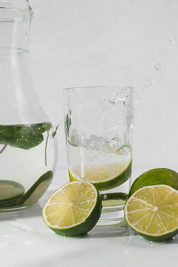 sklenice vody, plátky limetky, Osvěžující léto, detail, stříkající vodě, limetkový džus, citrusové ovoce, letní atmosféra, limetkový nápoj, skleněné zboží