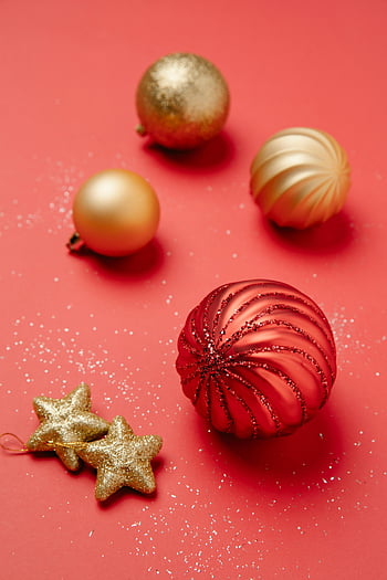 Noel dekoratif topları, yıldızlar, şenlikli dekorasyon, kırmızı zemin, Şık Noel Baubles, altın takılar, tatil dekoru, Noel süsleri, parıltı yıldızları, Noel yıldızları, kırmızı yılbaşı topları