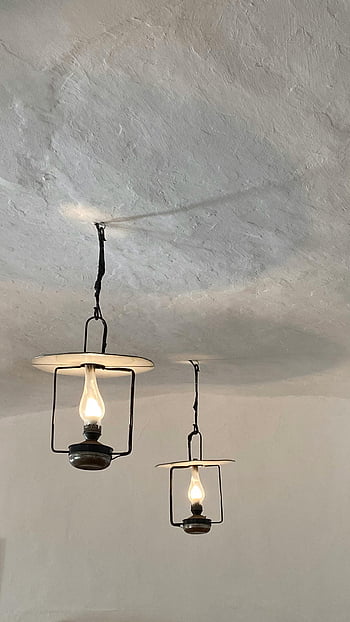 černá závěsná světla, Vintage zavěšená světla, texturovaný strop, elegantní interiérový design, Klidná atmosféra, vnitřní osvětlení, závěsné lampy, stropní světla, Vintage lampy, černé lampy