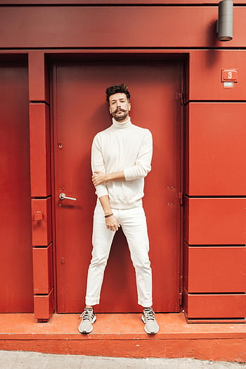 om încrezător, clădire roșie strălucitoare, om la modă, ținută albă, Ușă roșie vibrantă, poză încrezătoare, Tinuta eleganta, urban fashion, stil modern, aspect casual, stil de strada