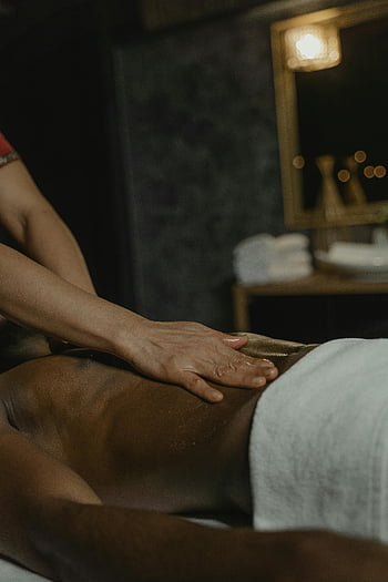 mužská masáž, masírování rukou, relaxace, wellness, Spa relace, Uklidňující masáž, mužského těla, masážní terapie, lázeňská léčba, Relaxační terapie, Wellness Spa