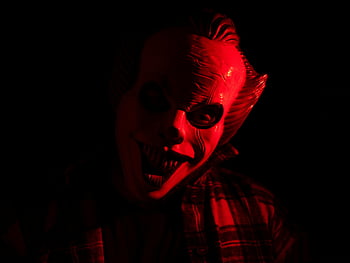 skræmmende maske, mørkt rum, rødt lys, halloween-tema, skræmmende figur, rædsel, uhyggelig, klovnemask, nat, uhyggelige