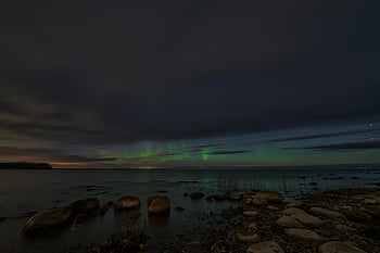 polární záře, noční výhled, skalnaté pobřeží, klidná noc, Scénická tapeta, výhled na moře, noční scenérie, Osvětlení Aurora, tapety na plochu, přírodní krajina, Night Aurora