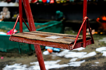 Leagăn din oțel roșu, Swing rustic metal, culori vibrante, Texturi de joacă, Locul de joacă din Lviv, Swing de prim-plan, metal leagăn, echipamente pentru terenuri de joacă, joacă în aer liber, Scena locului de joacă, scaun leagăn