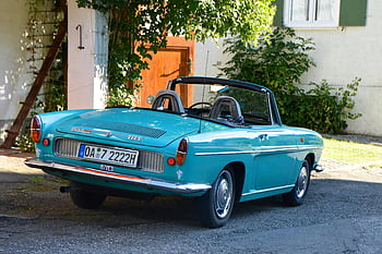 teal vintage üstü açık araba, turkuaz Renault, klasik araba, güneşli bahçe, dış mekan ayarı, retro otomobil, üstü açılabilir araba, vintage araç, açık hava otoparkı, klasik turkuaz, güneşli gün
