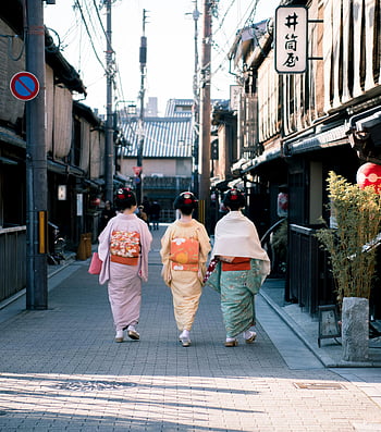 Traditionelle Kleider, Frauen gehen, historische Straße, Kyoto Japan, Kulturelle Essenz, Traditionelle Kimonos, drei Frauen, Straßenszene, Japanische Kultur, historische Architektur, traditionelle Kleidung