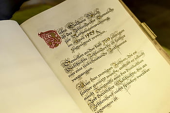 Stara otwarta książka, Napis kaligraficzny, Rękopis niemiecki, antyczna książka, typografia historyczna, tekst kaligraficzny, vintage książki, stara książka, Dokument historyczny, Antyczny manuskrypt, Kaligrafia niemiecka