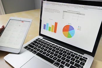 Grijze en zwarte laptop, grafieken en grafieken, data-analyse, tabletkalender, planning, Zakelijke analyse, Productiviteitstools, kantooropstelling, Technologie -werkruimte, Financiële gegevens, verkoper resultaten