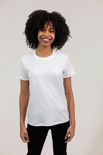 munter kvinde, krøllet hår, hvid t-shirt, sorte bukser, hvid baggrund, smilende, Casual outfit, portræt, mode, stil, afro hår