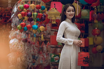 asiatische Frau, Chinesische Lampe, Bunte Laternen, Markt im Freien, Freude Frau, traditionelles Kleid, Festliche Umgebung, kulturelle Veranstaltung, leuchtende Farben, Marktszene, Laternenfest
