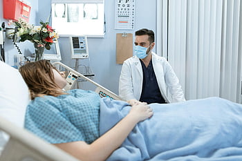 dokter, sabar, kasur rumah sakit, topeng wajah, konsultasi Kesehatan, kesehatan, kamar rumah sakit, perawatan medis, interaksi dokter-pasien, Profesional Medis, perawatan pasien