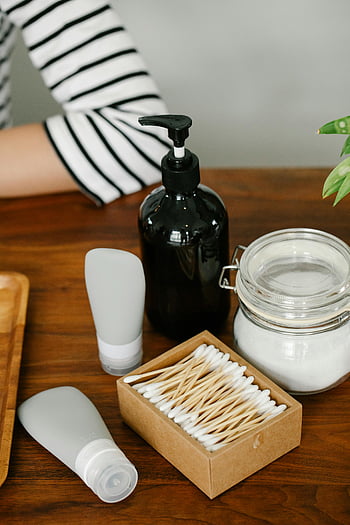 cosmetici per la cura della pelle, bastoncini per le orecchie, prodotti per il bagno ecocompatibili, tavolo di legno, routine per la cura della pelle, tamponi di cotone, barattolo di vetro, bottiglia nera, tubi bianchi, cura della pelle naturale, prodotti sostenibili