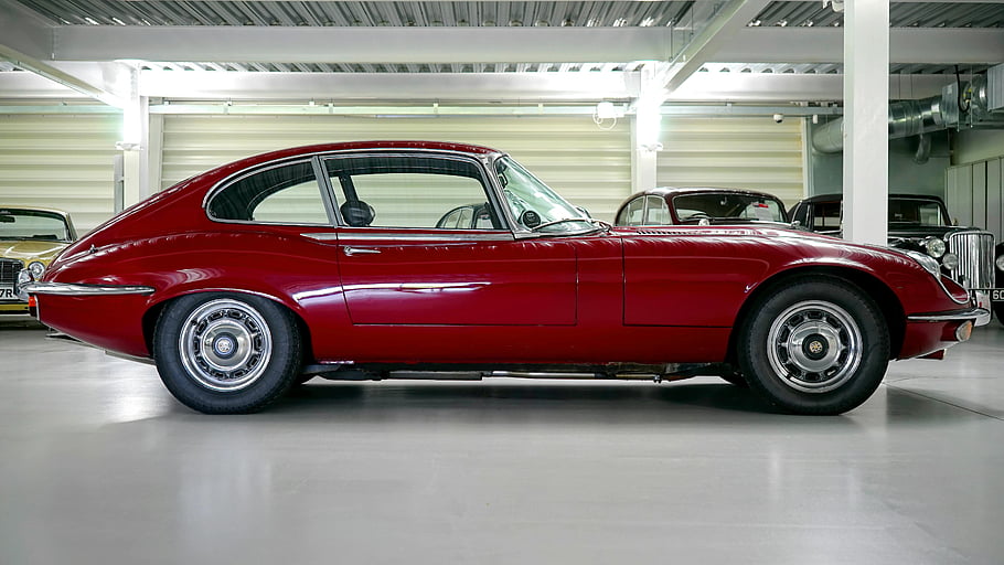 červené klasické auto, Vintage Jaguar E-typ, Vnitřní garáž, boční pohled, klasické auto, Red Jaguar, Historické auto, Interiér garáže, červené auto, vnitřní parkování