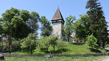 Veseud Village, opevněný kostel, Románská bazilika, obranná věž, vítězný oblouk, 13. století, Opevnění 15. století, Square Defense Towers, kruhové bašty, Konzervovaný fragment stěny, zelená krajina