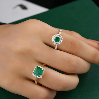 emerald ring, diamond ring, luxury jewelry, elegant rings, close-up jewelry, hand jewelry, emerald diamond ring, silver ring, diamond jewelry, emerald jewelry, luxury rings