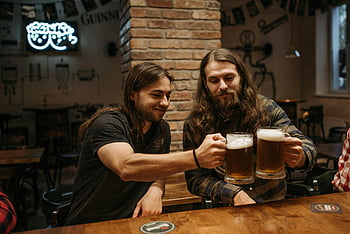 Arkadaşların kızartması, fıçı bira, pub atmosferi, iyi zamanlar, iki adam, İçeceklerin tadını çıkarmak, bira bardağı, gündelik ortam, sosyal toplanma, Dost Anı, rahat pub