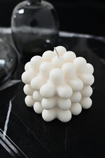bílá svíčka, geometrická svíčka, moderní svíčka, minimalistické nastavení, Černý mramorový stůl, Dekor obývacího pokoje, kreativní svíčka, bílá geometrická svíčka, minimalistický dekor, moderní dekor, černý stůl