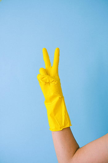 guanti gialli, segno di pace, sfondo blu, pulizia, positività, gesti con le mani, due dita, blu acceso, simboleggia la pulizia, mano guantata gialla, gesto positivo
