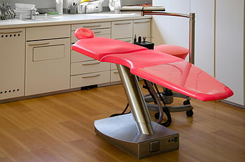 červené zubní křeslo, šedý kovový rám, moderní zubní křeslo, ordinace zubního lékaře, Světlá zubní křeslo, Dobře organizovaná klinika, zubní ošetření křesla, stomatologické vybavení, klinický interiér, zubní ordinaci, červená židle