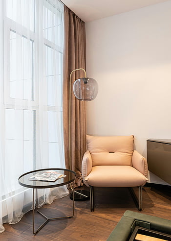 Stilfuldt rum, Nye møbler, Hyggelig lænestol, sidebord, stilfuldt designet, stue, lempelse, moderne indretning, indretning, komfortable siddepladser, Moderne møbler