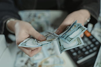počítání peněz, sto dolarové bankovky, Detailní ruce, bankovky, Pozadí kalkulačky, finanční transakce, počítání hotovosti, Správa peněz, finanční aktivita, Počítání měny, Manipulace s hotovostí