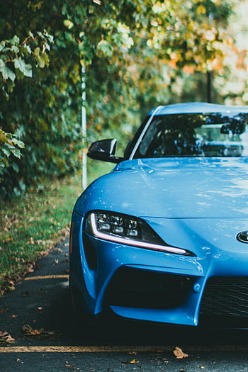Blue Toyota Supra, mobil yang diparkir, jalan berlapis daun, foto siang hari, Supra Sports Car, mobil sport biru, parkir jalan, dedaunan musim gugur, eksterior mobil, Model Toyota supra, Tampilan depan supra