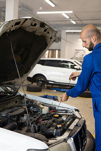 muž, kterým auto, automechanik, kombinézy, Kontrola motoru, opravna, svislý výstřel, proces údržby, oprava auta, mechanická práce, údržba vozidla