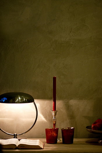 lampada da tavolo argento, libro aperto, candela accesa, lampada vintage, tavolo di legno, impostazione interna, arredamento elegante, candela rossa, porta candele, Atmosfera accogliente