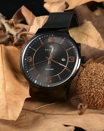 Zwart ronde analoog horloge, bruin oppervlak, Luxe analoog horloge, herfstbladeren, elegantie, Premium horloge, zwart horloge, bruine bladeren, analoge uurwerk, herfst, bekijk fotografie