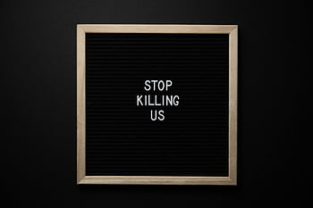 Smettete di ucciderci, letterboard, sfondo di protesta, cartello, sfondo nero, testo bianco, cornice di legno, messaggio sociale, attivismo, segno di protesta, Arte di protesta
