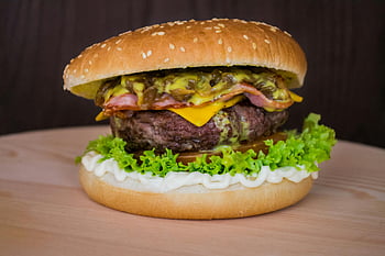 hamburger, cheeseburger, listový salát, majonéza, polevy, dřevěný povrch, detail, Lahodné, Sezamová buchta, sýr