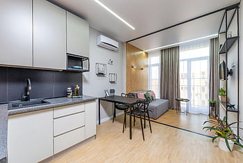 modern stúdió apartman, elegáns bútor, kortárs design, elegáns bútorok, modern konyhai készülékek, belsőépítészet, stúdió -apartman elrendezés, élettér, konyha, nyitott koncepció, minimalista dekoráció